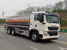 国六重汽豪沃后八轮运油车