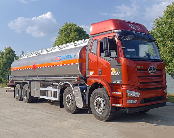 解放前四后八铝合金运油车